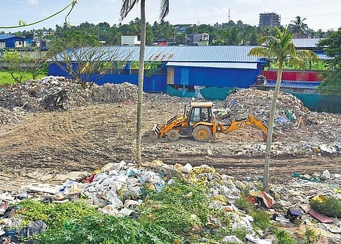 As per the directions of the Pollution Control Board, Kalamassery municipality removes garbage dumped at private land near Seaport-Airport Road| Albin Mathew