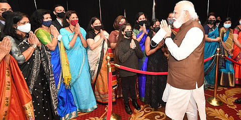 PM Narendra Modi is greeted by members of Indian diaspora in Washington. (Photo| Twitter/ @narendramodi)
