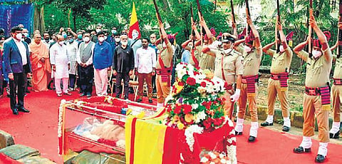 CM Basavaraj Bommai and others pay their last respects to Kannada poet and writer Professor Chandrashekar Patil, who passed away in Bengaluru on Monday