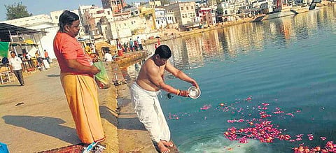 Venilal Malwala creamtes the unclaimed bodies after performing rituals. (Photo  | EPS)