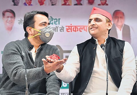 RLD chief Jayant Chaudhary and SP’s Akhilesh Yadav present a united show (Photo | PTI)