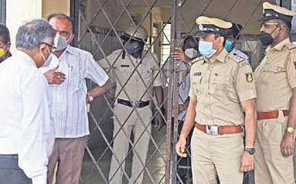 Tight police security at the Bowring Hospital mortuary | Vinod Kumar T