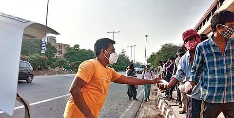 The volunteers distributing packaged meals to daily-wage workers in  various areas of North Delhi.