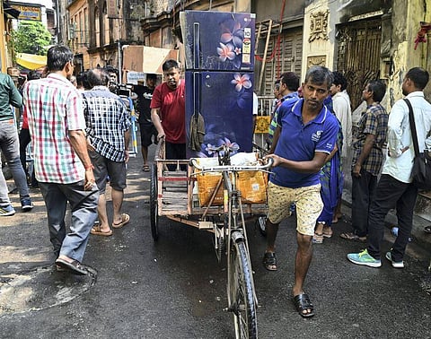 Residents of Bowbazar area of Kolkata evacuating their houses after cracks develop during East-West Metro tunnel work. (Photo | PTI)