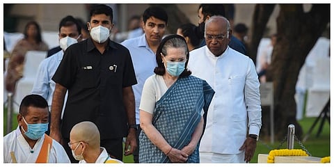 Congress interim President Sonia Gandhi with party leader Mallikarjun Kharge pays homage to Mahatma Gandhi on the occasion of his birth anniversary. (Photo | PTI)