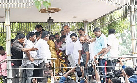 Congress leaders protest, demand protection for Thiruvalluvar statue
