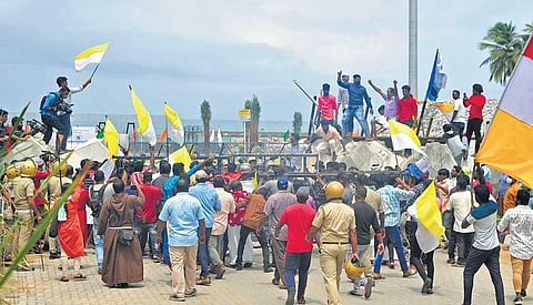 Fishermen belonging to the Latin Archdiocese blocking the Vizhinjam port in Thiruvananthapuram. (File Photo | B P Deepu, EPS)