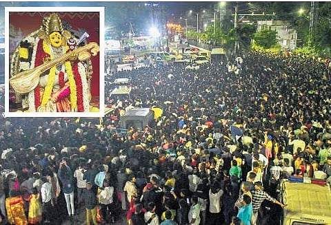 Devotees began arriving at the temple around 4 am on Sunday. Waiting arenas were arranged at VMC office, Pundit Nehru Bus Station and near Rajiv Gandhi Park; On Moola Nakshatram day, the deity adorns