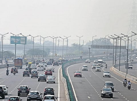 Vehicles plid low visibilty due to smog on Sunday | Parveen Negi