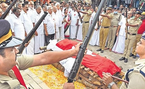 Police giving gun salute to senior CPM leader Kodiyeri Balakrishnan at Payyambalam in Kannur on Monday | E Gokul