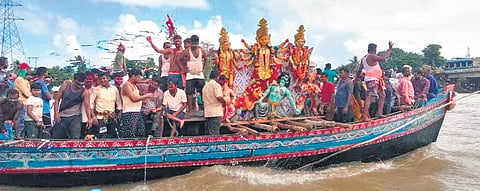 Idols of Goddess Durga being taken on a boat for immersion in Hansua river | Express