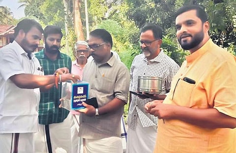Volunteers of Karuthal Koottayma collecting money through a challenge to construct a house for a beneficiary in Karthikapally | Express