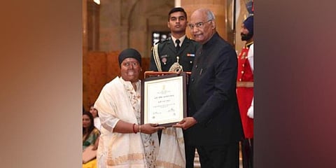 Pragya Singh receiving the  ‘Nari Shakti Purashkar’ from former President Ram Nath Kovind.