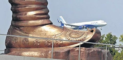 Kempegowda statue