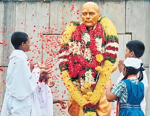 Children pay floral tributes to Potti Sriramulu’s statue in Vijayawada on Tuesday I Prasant Madugula
