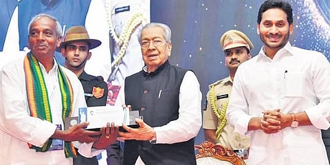 Governor Biswa Bhusan Harichandan and CM YS Jagan Mohan Reddy presenting YSR lifetime achievement award to Jayabbanaidu. (Photo | Express)