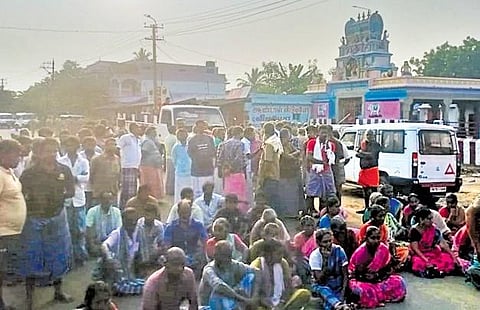 Relatives of the victim block the Tirunelveli-Cheranmahadevi road in protest | Express