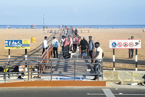 Access points on the ramp are provided every 10m so that people can enter and exit easily. The viewing point is 10m from the sea | Martin Louis