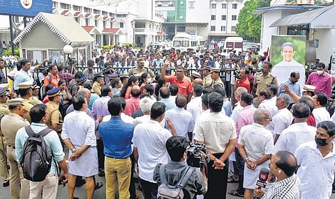 The pro and anti-unified holy mass faithfuls hold demonstrations and protests outside St Mary’s Cathedral Basilica  in Kochi on Sunday. (Photo | A Sanesh, EPS)