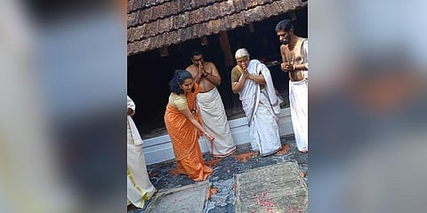 Anuradha offering tributes at Irinjadapalli. (Photo |EPS)