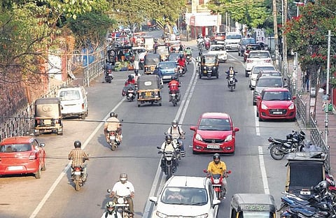 The Vazhuthacaud - Edapazhanji stretch has become unfriendly for pedastrians due to haphazard parking and encroachment by street vendors  | BP Deepu