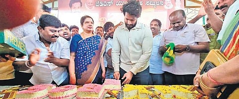 Nikhil Kumaraswamy with his parents, Anitha Kumaraswamy and former CM  HD Kumaraswamy, at a ‘Yuva Sammelana’ in Ramanagara recently | EXPRESS