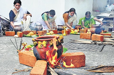 Woman devotees performing Attukal Pongala in a lodge near the Attukal  Devi temple on Thursday | Vincent Pulickal