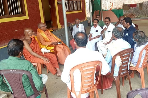 Sivagiri Math president Swami Sachithananda speaking to Dalits and members of other oppressed communities at Byraduka in Enmakaje panchayat of Kasaragod (Photo | Special arrangement)