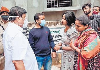 Home Minister Araga Jnanendra consoles Harsha’s family in Shivamogga. (Photo | EPS)