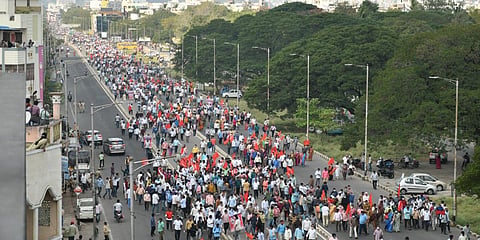 Employees protest rally against PRC at BRTS road in Vijayawada. (Photo| Prasant Madugula, EPS)