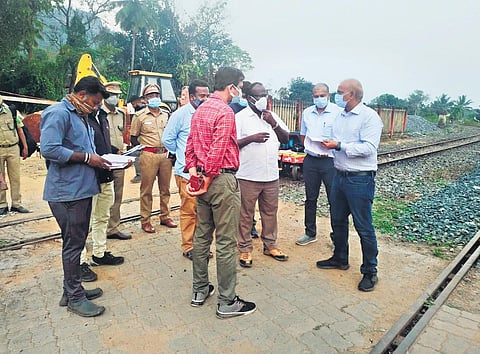 Chief wildlife warden Shekar Kumar Niraj inspecting the elephant corridor along the NMR. (Photo| EPS)