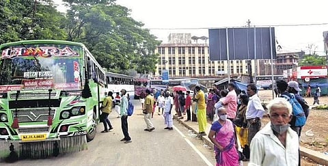 People waiting at the Aluva bus stand which has no waiting shed | A SANESH