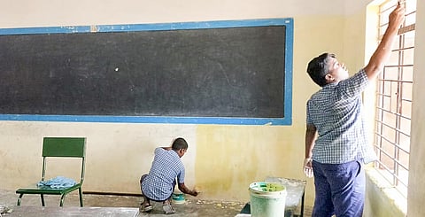 Class 12 students of Lalgudi Boys Government Higher Secondary School paint their classroom | Express