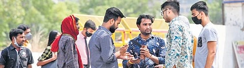 ​​People not  wearing masks  in New Delhi  on Thursday |  Shekhar Yadav