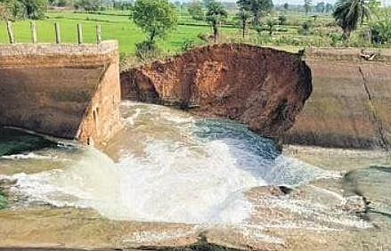 The breach in the canal’s protection wall 