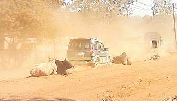 Dust pollution on NH stretch passing through Koida town. (File photo| EPS)