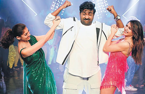 A still from 'Kaathuvaakula Rendu Kaadhal'