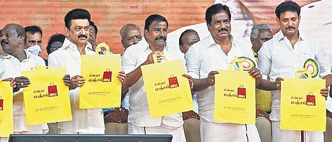 CM MK Stalin creates awareness with yellow cloth bags at the annual conference of  Tamil Nadu Vanigar Sangangalin Peramaippu in Tiruchy | MK Ashok Kumar