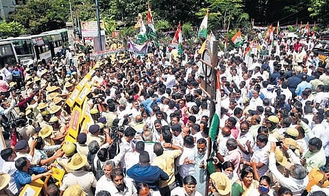 Police place barricades to prevent Congress workers from reaching the ED office in Bengaluru on Monday  | Ashishkrishna HP