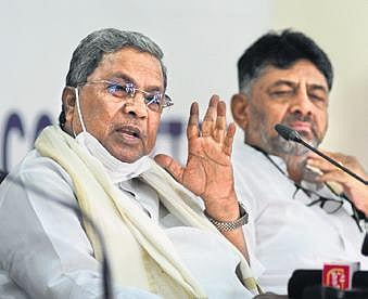 CLP leader Siddaramaiah and KPCC chief DK Shivakumar address the media . (Photo  shriram bn, EPS)