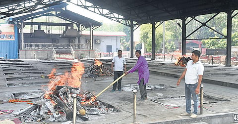 Burials in the graveyards and the cremations in the crematoriums have become normal | Express