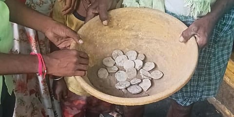 People, who are doing MNREGSworks in Chenugondla village of Dhone mandal in Kurnool district. (Photo| EPS)