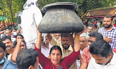 Congress workers staging a symbolic protest with a biriyani pot in Kozhikode demanding resignation of Chief Minister Pinarayi Vijayan | E Gokul