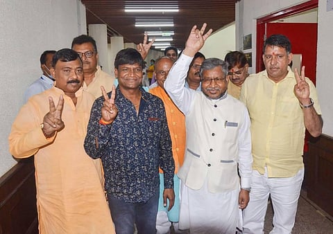BJP MLAs flash victory sign after casting their vote for the election of the President, at Jharkhand Assembly in Ranchi, Monday, July 18, 2022. (Photo | PTI)