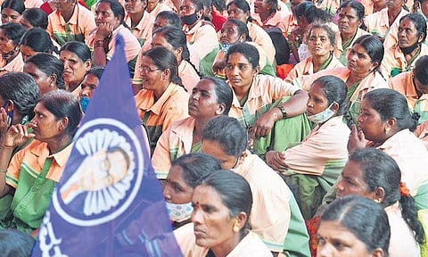 Members of the Karnataka Rajya Nagarapalike, Nagarasabhe, Purasabhe, Pourak­armika Mahasangha protest at Freedom Park on Saturday | Shriram BN