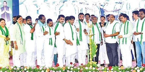 Former CM HD Kumaraswamy inaugurates a JDS workers’ meeting in Kalaburagi