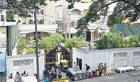 Media persons and police personnel outside the bungalow of Chamarajpet MLA Zameer Khan during the raid by ACB officials on Tuesday | Nagaraja Gadekal