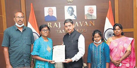 Tamil Nadu governor RN Ravi appreciates Sengattupatti's NS Apsara for translating Aathichudi to Hindi. (Photo| EPS)