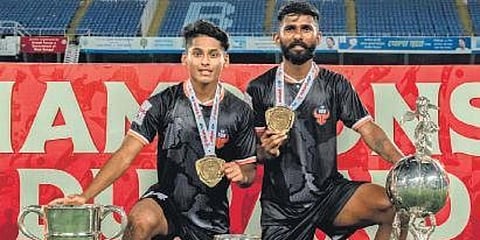 Ready for the title hunt: Muhammed Nemil Vailiyattil (left) and Christy Davis with the Durand Cup trophy after FC Goa beat Mohammedan SC in Kolkata in 2021. (File Photo| EPS)