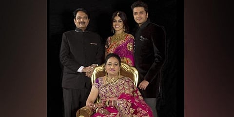Vilasrao Deshmukh with his wife Vaishali, son Riteish and daughter-in-law Genelia. (File Photo | Twitter)